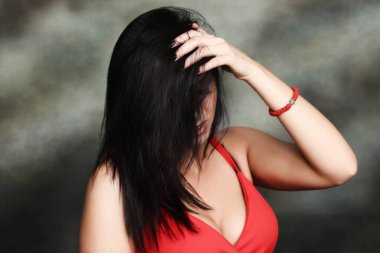 Stüdyoda poz veren güzel, göz kamaştırıcı, siyah saçlı beyaz kız. Tarz, trendler, yaşam tarzı, cazibe. Moda konsepti.