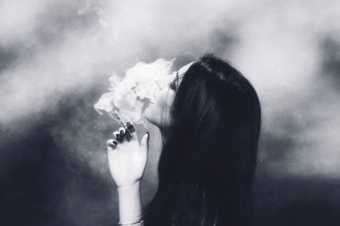 Stüdyoda poz veren güzel, göz kamaştırıcı, siyah saçlı beyaz kız. Tarz, trendler, yaşam tarzı, cazibe. Moda konsepti.