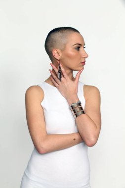 Kısa saçlı çekici genç kız, izole edilmiş beyaz arka planda stüdyoda poz veriyor. Tarz, trendler, cazibe, moda konsepti.