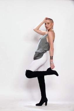 Kısa saçlı çekici genç kız, izole edilmiş beyaz arka planda stüdyoda poz veriyor. Tarz, trendler, cazibe, moda konsepti.