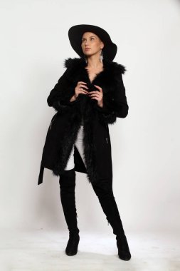 Kısa saçlı çekici genç kız, izole edilmiş beyaz arka planda stüdyoda poz veriyor. Tarz, trendler, cazibe, moda konsepti.