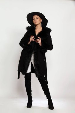 Kısa saçlı çekici genç kız, izole edilmiş beyaz arka planda stüdyoda poz veriyor. Tarz, trendler, cazibe, moda konsepti.