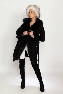 Kısa saçlı çekici genç kız, izole edilmiş beyaz arka planda stüdyoda poz veriyor. Tarz, trendler, cazibe, moda konsepti.