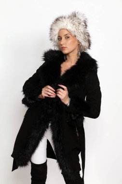 Kısa saçlı çekici genç kız, izole edilmiş beyaz arka planda stüdyoda poz veriyor. Tarz, trendler, cazibe, moda konsepti.