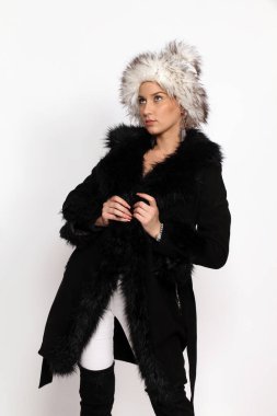 Kısa saçlı çekici genç kız, izole edilmiş beyaz arka planda stüdyoda poz veriyor. Tarz, trendler, cazibe, moda konsepti.