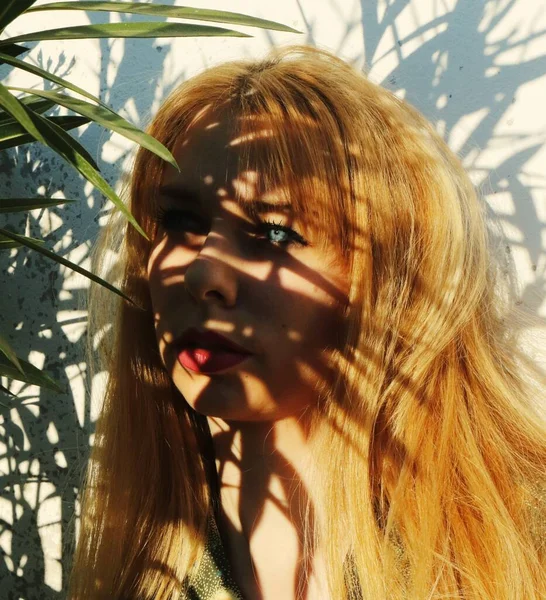 Schöne Blonde Mädchen Mit Blauen Augen Posiert Harte Lichtfotografie — Stockfoto