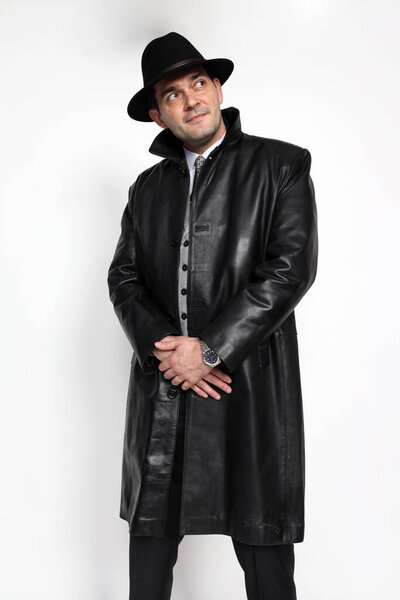 Красивый гангстер средних лет позирует в студии на изолированном фоне. Стиль, элегантность, бизнес, джентльмен, концепция моды.
