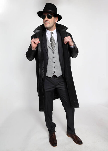 Красивый гангстер средних лет позирует в студии на изолированном фоне. Стиль, элегантность, бизнес, джентльмен, концепция моды.