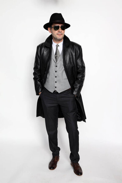 Красивый гангстер средних лет позирует в студии на изолированном фоне. Стиль, элегантность, бизнес, джентльмен, концепция моды.