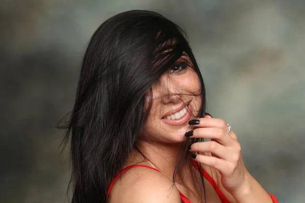 Krásná Nóbl Okouzlující Běloška Černými Vlasy Pózující Studiu Styl Trendy — Stock fotografie