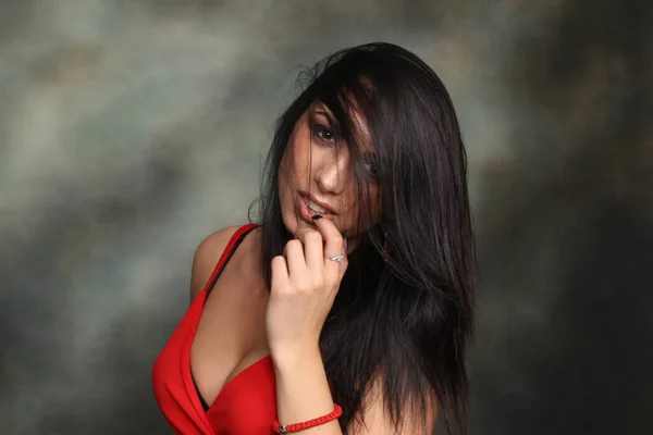 Menina Bonita Glamourosa Caucasiana Com Cabelo Preto Posando Estúdio Estilo — Fotografia de Stock