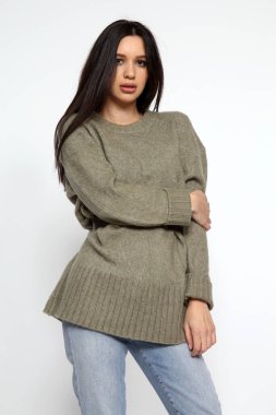 Güzel, şık esmer kadın model. Stüdyoda poz veriyor. Tarz, yaşam tarzı, moda konsepti.