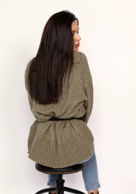 Güzel, şık esmer kadın model. Stüdyoda poz veriyor. Tarz, yaşam tarzı, moda konsepti.