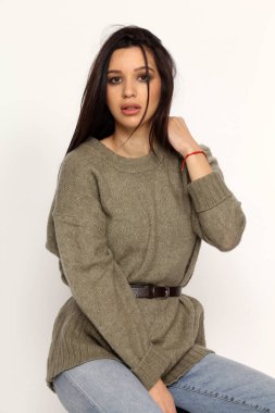 Güzel, şık esmer kadın model. Stüdyoda poz veriyor. Tarz, yaşam tarzı, moda konsepti.
