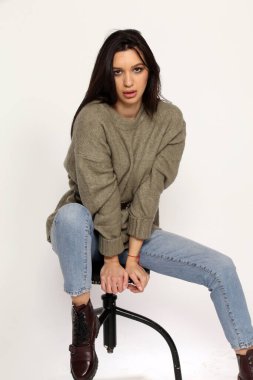 Güzel, şık esmer kadın model. Stüdyoda poz veriyor. Tarz, yaşam tarzı, moda konsepti.