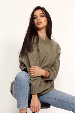 Güzel, şık esmer kadın model. Stüdyoda poz veriyor. Tarz, yaşam tarzı, moda konsepti.