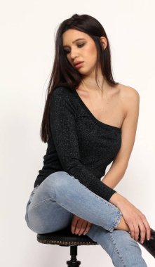 Güzel, şık esmer kadın model. Stüdyoda poz veriyor. Tarz, yaşam tarzı, moda konsepti.