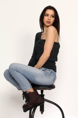 Güzel, şık esmer kadın model. Stüdyoda poz veriyor. Tarz, yaşam tarzı, moda konsepti.