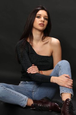 Güzel, şık esmer kadın model. Stüdyoda poz veriyor. Tarz, yaşam tarzı, moda konsepti.