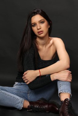 Güzel, şık esmer kadın model. Stüdyoda poz veriyor. Tarz, yaşam tarzı, moda konsepti.