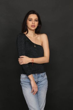 Güzel, şık esmer kadın model. Stüdyoda poz veriyor. Tarz, yaşam tarzı, moda konsepti.