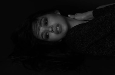 Güzel, şık esmer kadın model. Stüdyoda poz veriyor. Tarz, yaşam tarzı, moda konsepti.