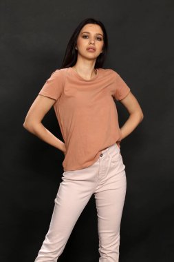 Güzel, şık esmer kadın model. Stüdyoda poz veriyor. Tarz, yaşam tarzı, moda konsepti.