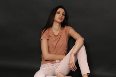 Güzel, şık esmer kadın model. Stüdyoda poz veriyor. Tarz, yaşam tarzı, moda konsepti.