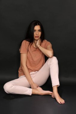 Güzel, şık esmer kadın model. Stüdyoda poz veriyor. Tarz, yaşam tarzı, moda konsepti.