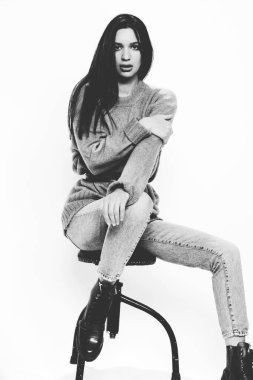 Güzel, şık esmer kadın model. Stüdyoda poz veriyor. Tarz, yaşam tarzı, moda konsepti.