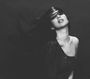 Güzel, şık esmer kadın model. Stüdyoda poz veriyor. Tarz, yaşam tarzı, moda konsepti.