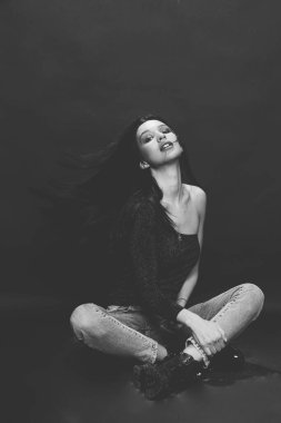 Güzel, şık esmer kadın model. Stüdyoda poz veriyor. Tarz, yaşam tarzı, moda konsepti.