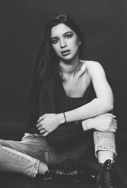 Güzel, şık esmer kadın model. Stüdyoda poz veriyor. Tarz, yaşam tarzı, moda konsepti.