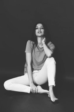 Güzel, şık esmer kadın model. Stüdyoda poz veriyor. Tarz, yaşam tarzı, moda konsepti.