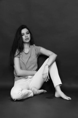 Güzel, şık esmer kadın model. Stüdyoda poz veriyor. Tarz, yaşam tarzı, moda konsepti.