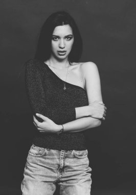 Güzel, şık esmer kadın model. Stüdyoda poz veriyor. Tarz, yaşam tarzı, moda konsepti.