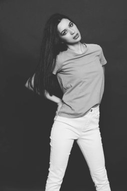 Güzel, şık esmer kadın model. Stüdyoda poz veriyor. Tarz, yaşam tarzı, moda konsepti.