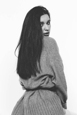 Güzel, şık esmer kadın model. Stüdyoda poz veriyor. Tarz, yaşam tarzı, moda konsepti.