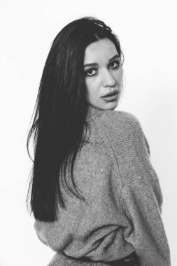 Güzel, şık esmer kadın model. Stüdyoda poz veriyor. Tarz, yaşam tarzı, moda konsepti.