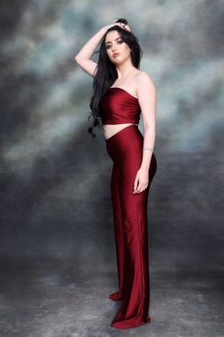 Güzel, beyaz tenli, uzun dalgalı saçlı, izole edilmiş arka planda poz veren bir kız. Tarz, trendler, moda konsepti.