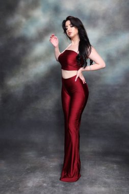 Güzel, beyaz tenli, uzun dalgalı saçlı, izole edilmiş arka planda poz veren bir kız. Tarz, trendler, moda konsepti.