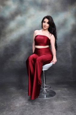 Güzel, beyaz tenli, uzun dalgalı saçlı, izole edilmiş arka planda poz veren bir kız. Tarz, trendler, moda konsepti.