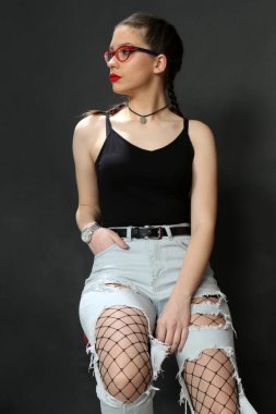 Stüdyoda izole edilmiş arka planda poz veren çekici beyaz bir kız. Tarz, trendler, moda konsepti.