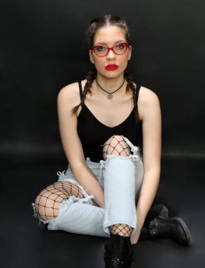 Stüdyoda izole edilmiş arka planda poz veren çekici beyaz bir kız. Tarz, trendler, moda konsepti.