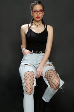 Stüdyoda izole edilmiş arka planda poz veren çekici beyaz bir kız. Tarz, trendler, moda konsepti.