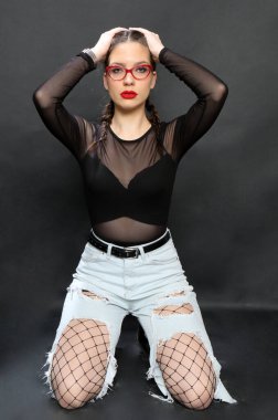 Stüdyoda izole edilmiş arka planda poz veren çekici beyaz bir kız. Tarz, trendler, moda konsepti.