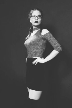 Stüdyoda izole edilmiş arka planda poz veren çekici beyaz bir kız. Tarz, trendler, moda konsepti.