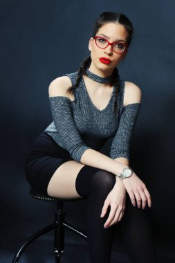 Stüdyoda izole edilmiş arka planda poz veren çekici beyaz bir kız. Tarz, trendler, moda konsepti.