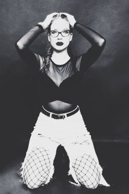 Stüdyoda izole edilmiş arka planda poz veren çekici beyaz bir kız. Tarz, trendler, moda konsepti.