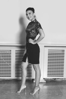 Güzel beyaz tenli esmer kız izole bir arka planda stüdyoda poz veriyor. Eğilimler, tarz, iyi zaman, moda kavramı.